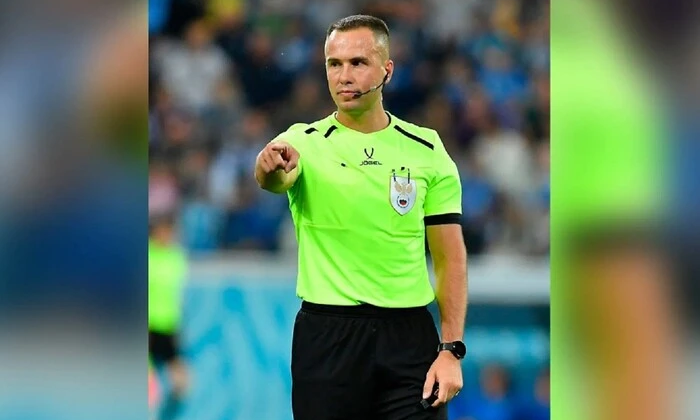 Русский футбольный судья атакует пешехода