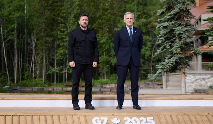 Зеленский выступает на пресс-конференции