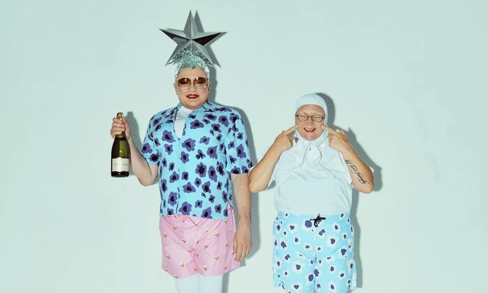 Вєрка Сердючка підносить торти на тлі світла