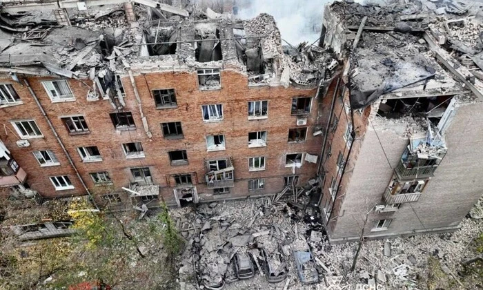 Пошкоджена будівля після обстрілу