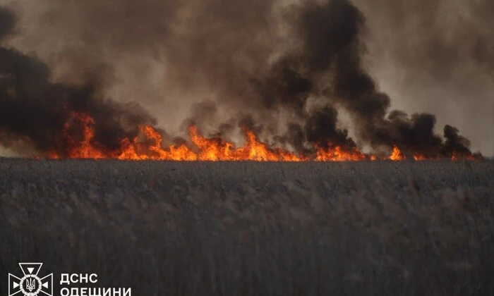 Пожарная машина тушит пожар