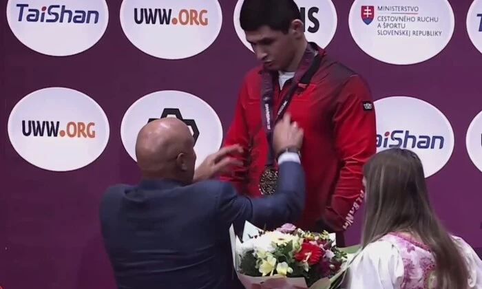 Церемония награждения на чемпионате Европы по борьбе