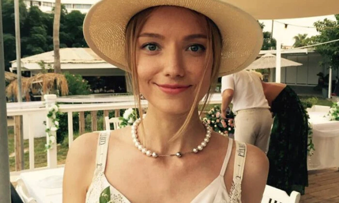 Телеведуча з втратою волосся бореться з раком