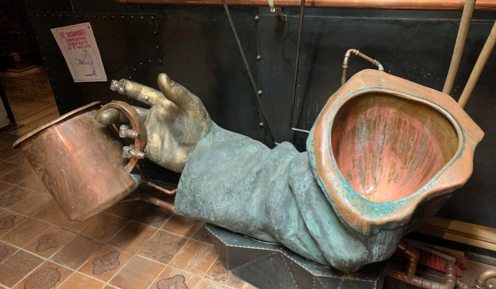 Часть памятника Ленину превратилась в урна