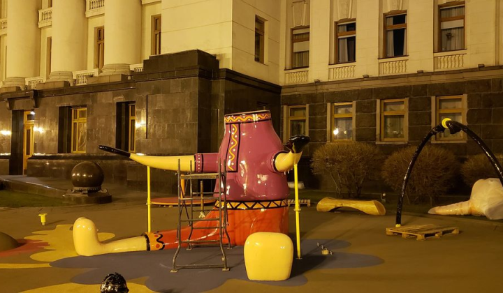 Скандальний півень без голови перед Офісом президента