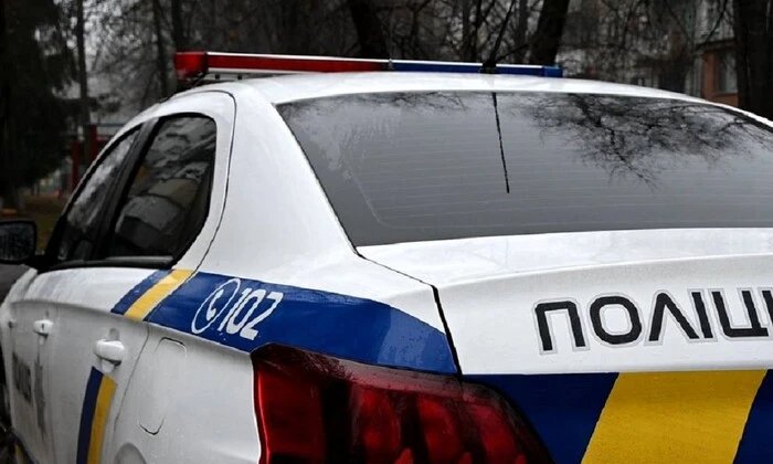 Підлітки знімають чоловіка, що тоне