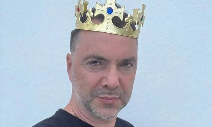 Арестович позирует как холостяк