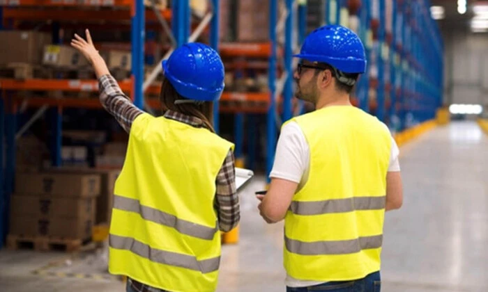 Група українських біженців працює з роботами