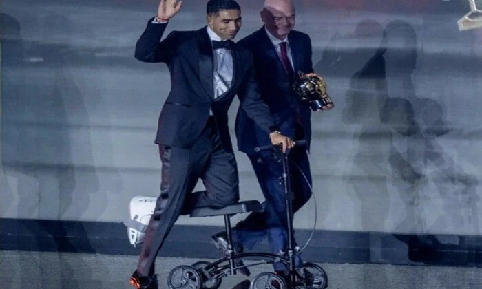 Хакімі радіє з отриманою нагородою