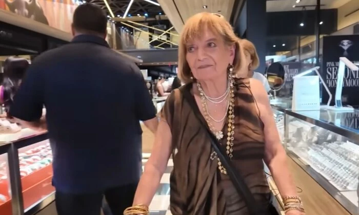 101-річна власниця ювелірного бізнесу працює в ювелірному магазині