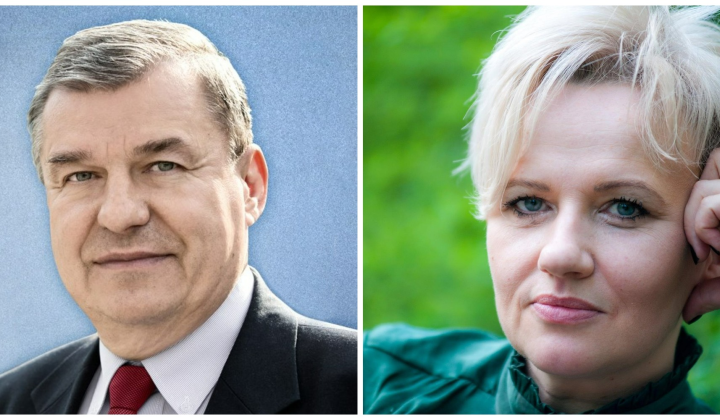 Чиновник умовляє колегу на інтим