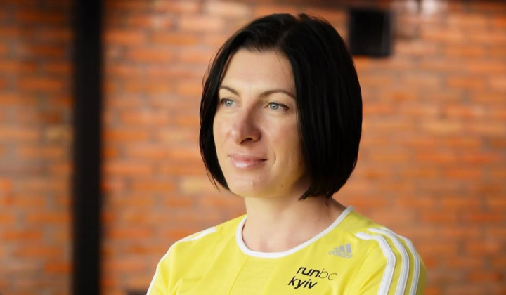 Ірина Лищинська на тлі олімпійських коліс