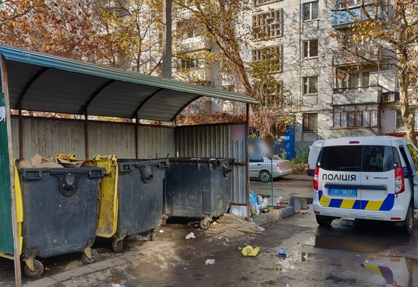 Тіло новонародженого у викинутому сміттєвому баку