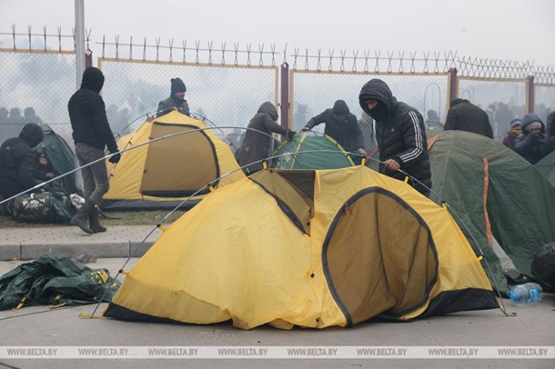 Беженцы лагерем у приграничного переходу Польши