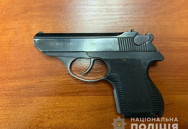 Фото затримання підозрюваного у вистрілі під час конфлікту через маску