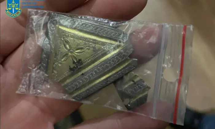 Чоловік продавав старовинний артефакт на аукціоні