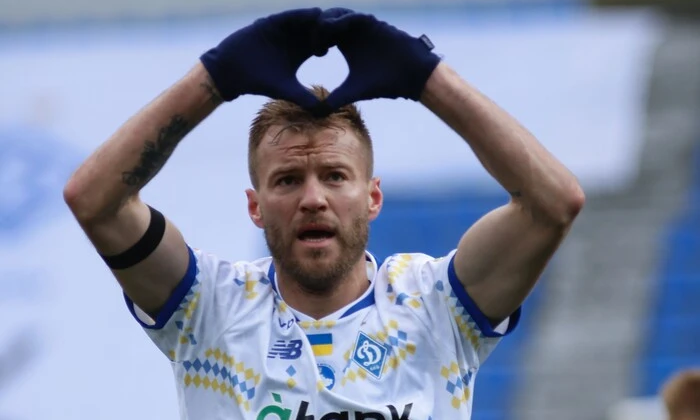 Ярмоленко с двумя болельщиками на фото