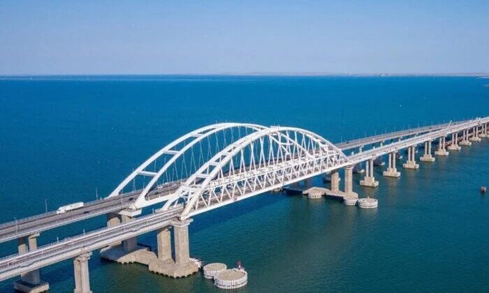 Автомобілі в очікуванні на Кримському мосту