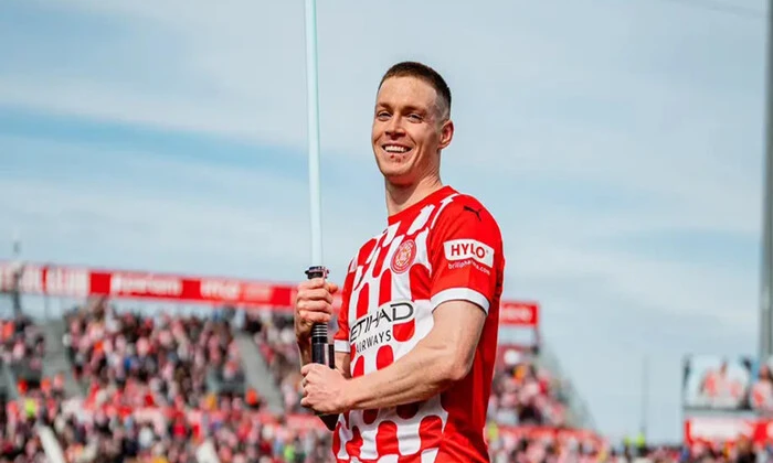 Футболіст Циганков на фоні перемоги