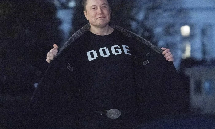 Прапор США та логотип SpaceX