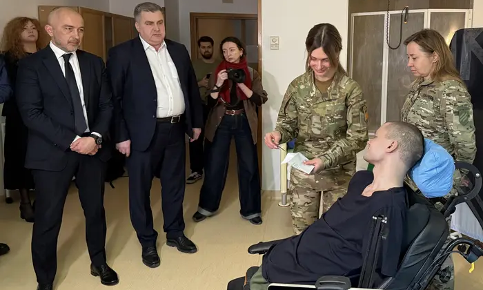 Голова Нацбанку передає картку ветеранові