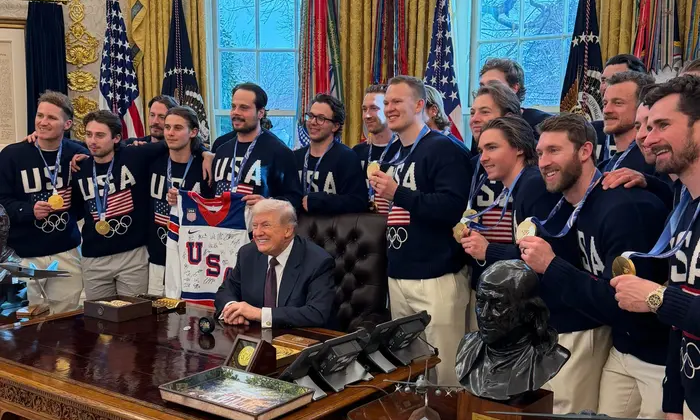 Президент США Трамп відбирає медаль у хокеїста