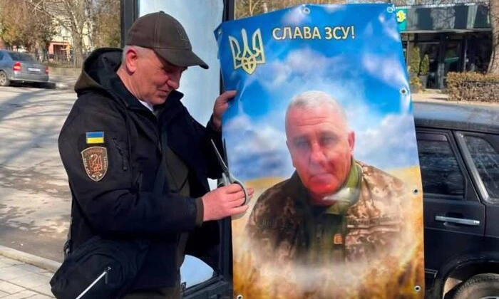 Военный позирует возле Аллеи без вести