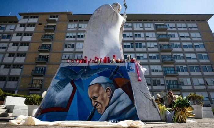 Папа Римський у лікарні молиться за Україну