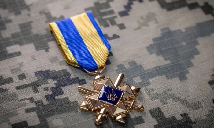 Зеленський нагородив військового на Донеччині