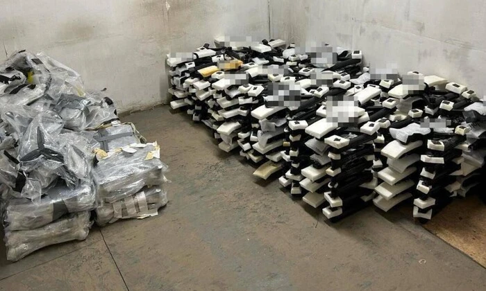 Дрони, заховані під кущами лісу