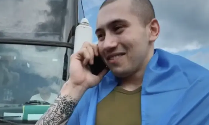 Захисник розмовляє з мамою