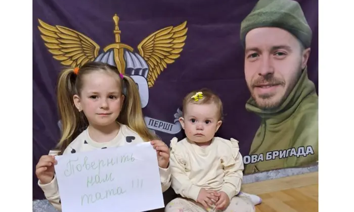 Десантник зустрічає свою доньку вперше