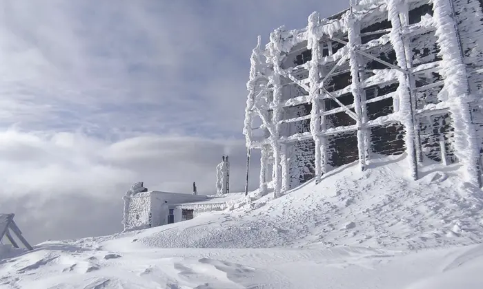 Карпаты завалило снегом: -18° мороза