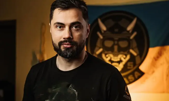 Мужчина, который помогает ветеранам