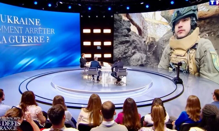 Украинский солдат с президентом Макроном