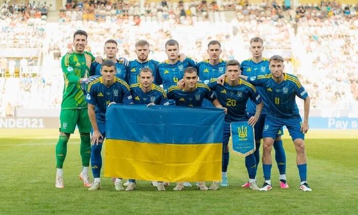 Графіка молодіжної збірної України на футбольному полі