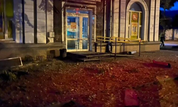 Безпілотник уражає будівлю в Сумах
