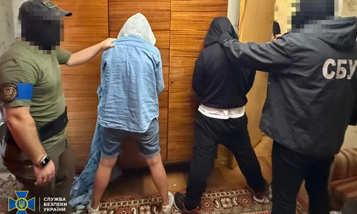 Молодое супруги с пистолетом в руках