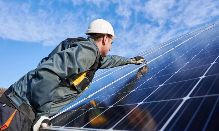 Солнечные батареи на крыше дома