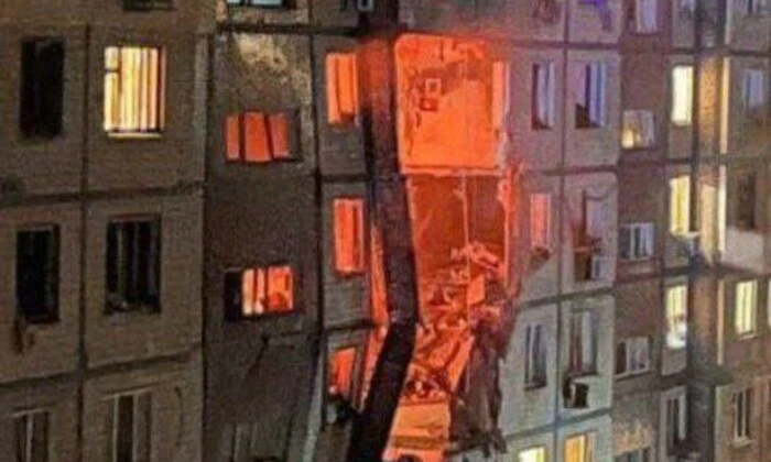 Безпілотник влучив у багатоповерхівку