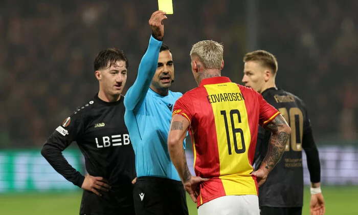 Шведський футболіст глузує з гравця Штутгарта