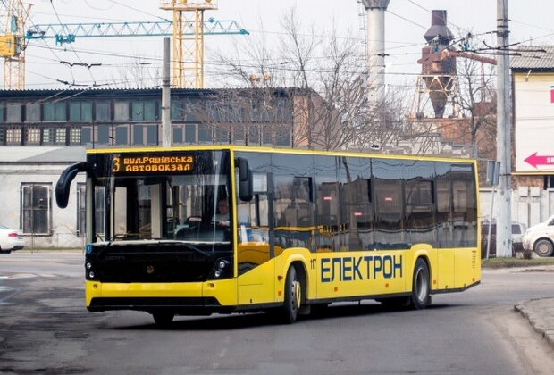 Підлітки з феєрверками на даху маршрутки