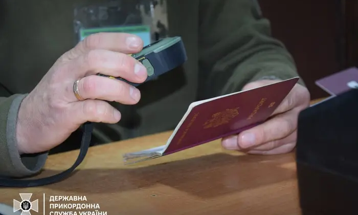 Чоловік зображений з віртуальними дітьми