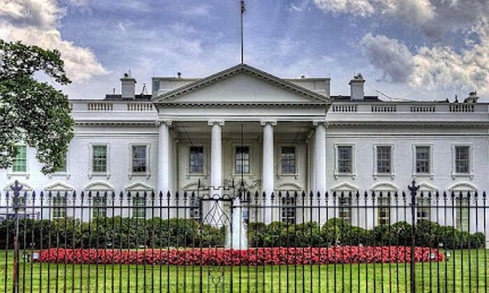 Офіцери Секретної служби США стріляють в озброєного чоловіка біля Білого дому