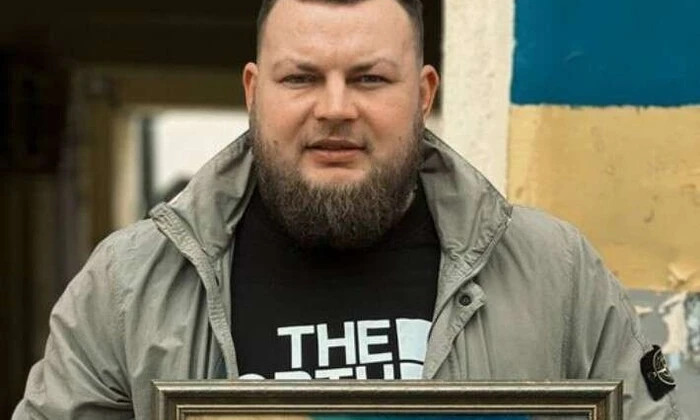 Сміттєва люстрація та труна біля російського консульства