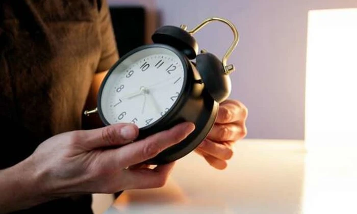 Ілюстрація до новини, зображення поточного часу в Україні вночі