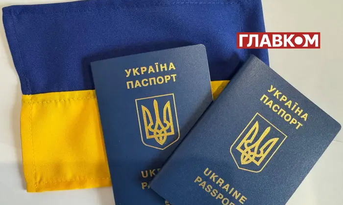 Чоловік оформлює український паспорт за кордоном