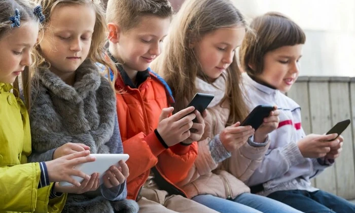 Заборона мобільних телефонів у канадських школах