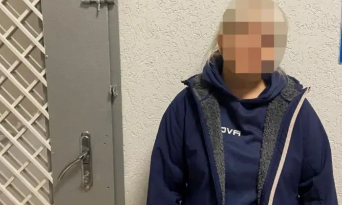 Вчителька допомагає чоловікам втекти за кордон