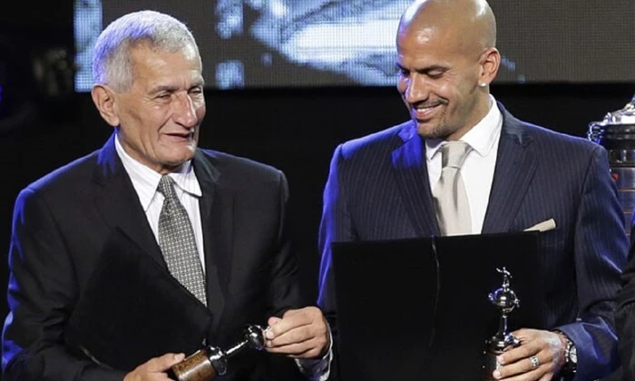 Изображение умершего аргентинского футболиста